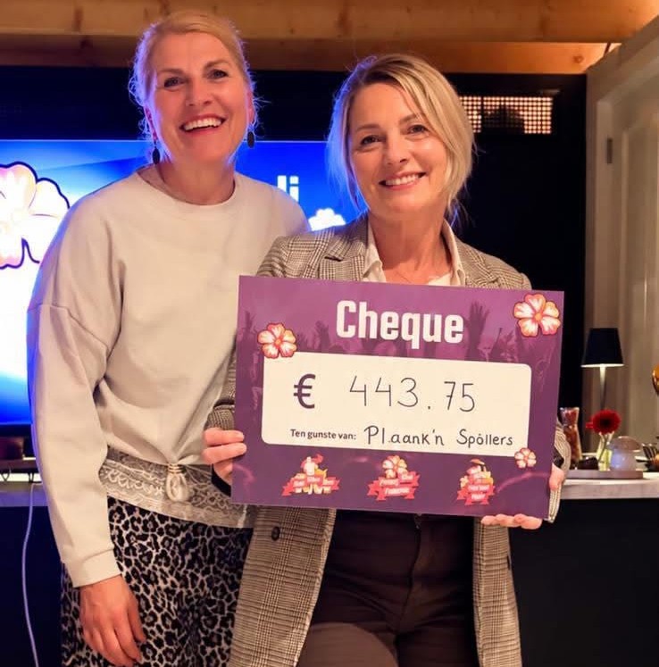 Cheque van de Fancy Fair Feesten: twee vrouwen houden de cheque van € 443,75 ten gunste van Plaank'n Spöllers omhoog