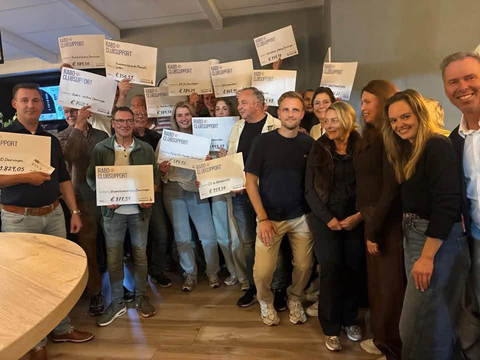 Cheque Rabo Clubsupport: de vereniging houdt de ontvangen cheques omhoog