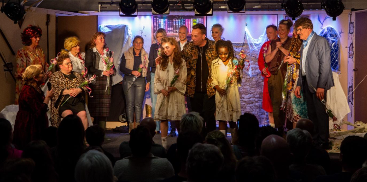 De cast bedankt het publiek op de voorjaarsvoorstelling in 't Spölhoes in Deurningen